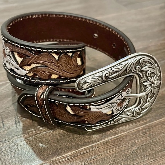 Nocona Genuine Leather Floral tooled, silvertone floral removable buckle - Picture 1 of 7
